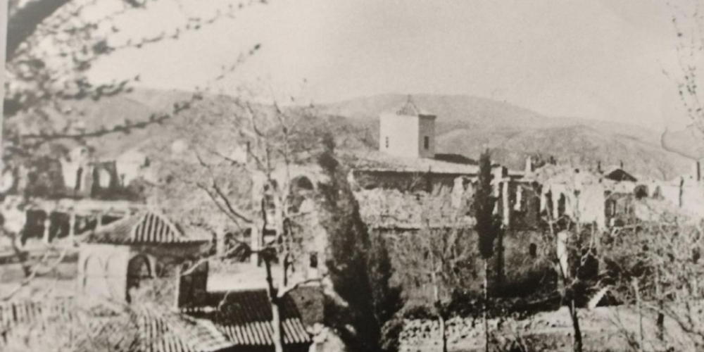 (εικ. 7) Η Ιστορική Μονή της Αγίας Λαύρας κατεστραμένη από τα γερμανικά στρατεύματα κατοχής.